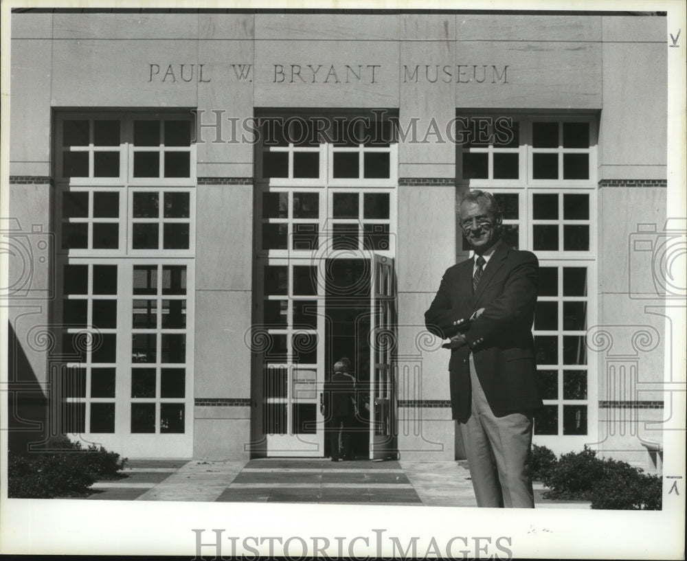 1983 Press Photo Clem Gryska in front of the Paul W. Bryant Museum - abna00029 - Historic Images