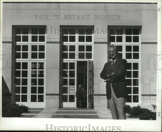1983 Press Photo Clem Gryska in front of the Paul W. Bryant Museum - abna00029 - Historic Images