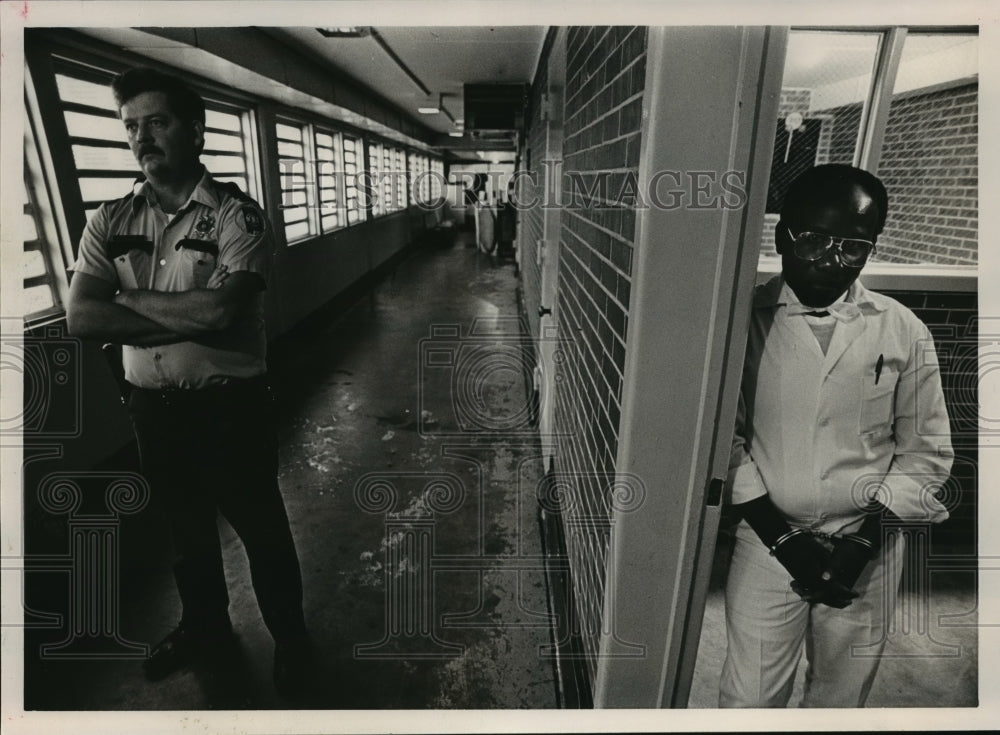 1985 Press Photo Prisoner Arthur Jones on death row with guard, Alabama - Historic Images