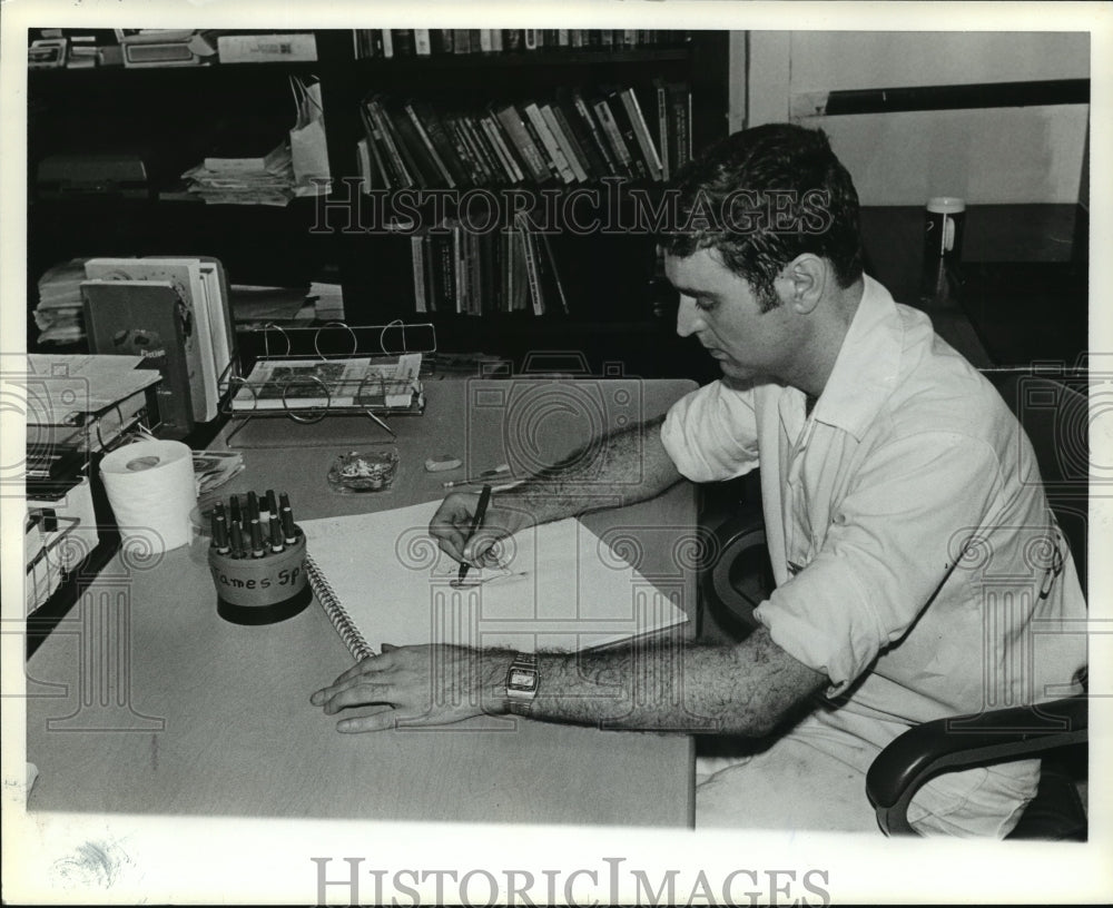 1981 Press Photo Inmate sits and sketches in an Alabama prison - abna00196 - Historic Images