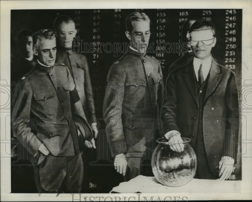 Press Photo U.S. Group including Newton D. Baker draw draft numbers, World War I - Historic Images