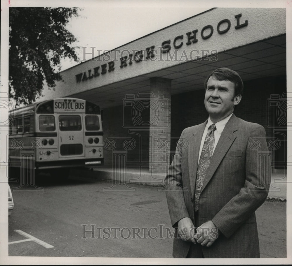 1989 Press Photo Principal Kenneth Abbott outside Walker High School - abna00225 - Historic Images