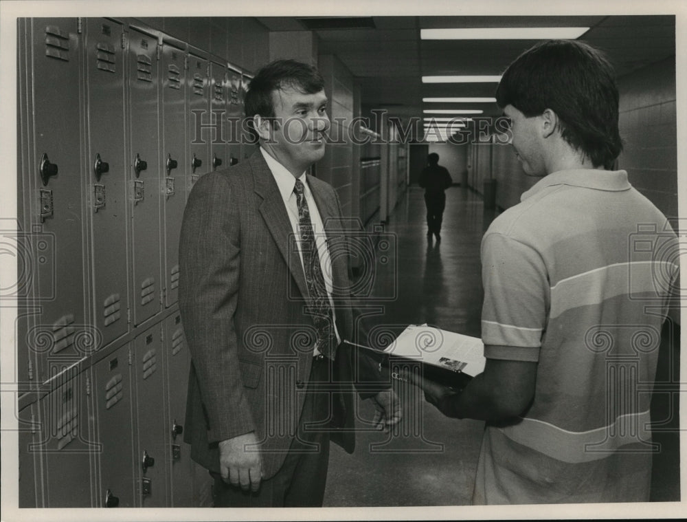 1989 Press Photo Principal Kenneth Abbott and student Lavaughn East, Walker H.S. - Historic Images