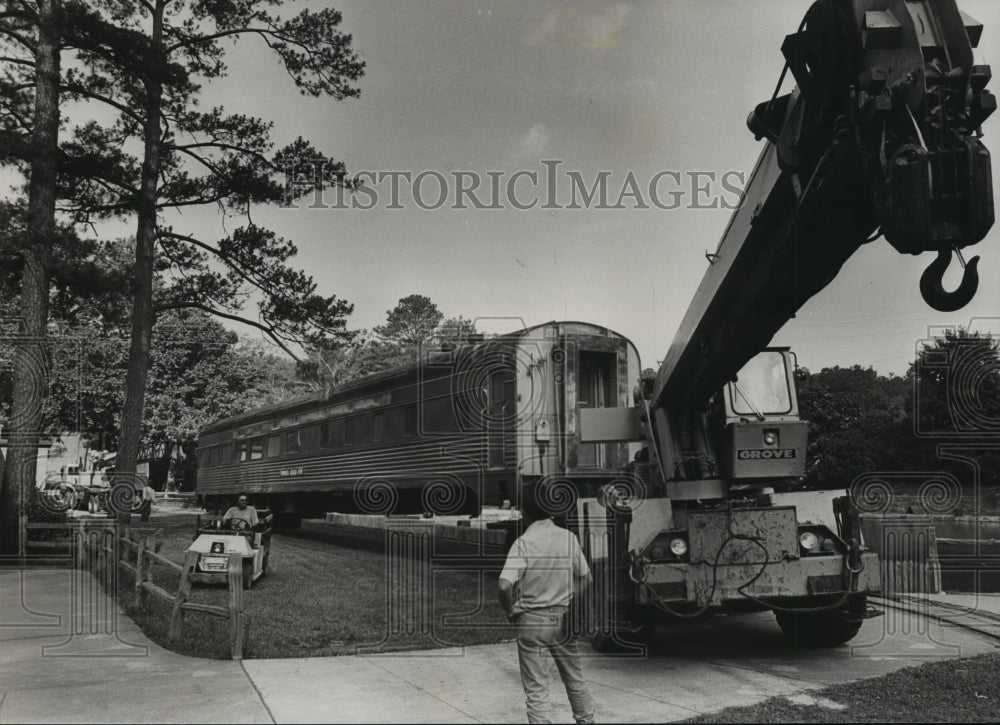 1989 Press Photo Miniature train is installed at the Birmingham Zoo, Alabama - Historic Images