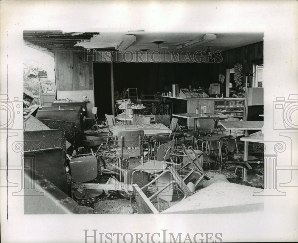 Press Photo Interior of cafe after tornado damage, Alabama - abna00266 - Historic Images