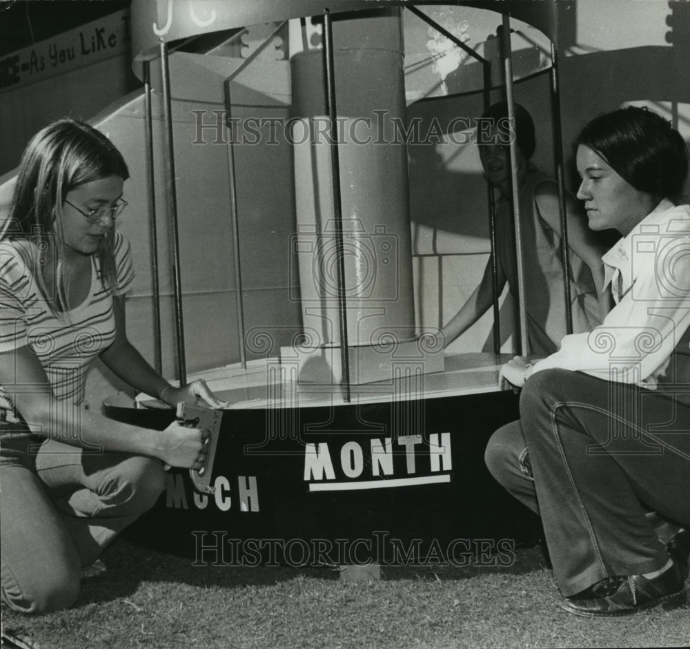 1972 Press Photo Alabama- Childersburg FHA youngsters finish up their exhibit. - Historic Images