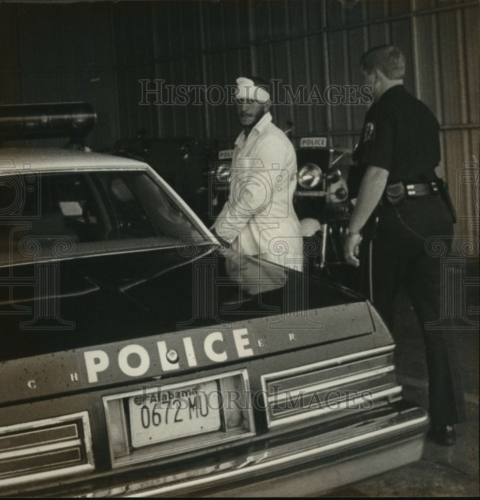 1983 Press Photo Alabama- Sami Aburahami escorted by Captain Grady Wiggins - Historic Images