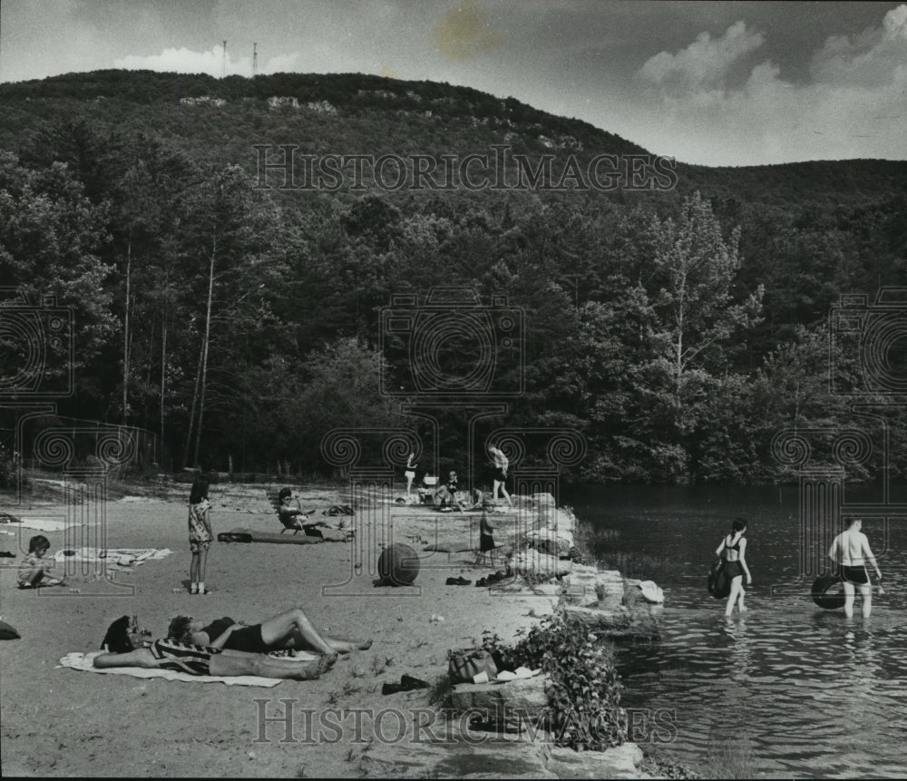 1970 Press Photo Alabama- Cheaha Mountain seen by swimmers at Cheaha State Park. - Historic Images