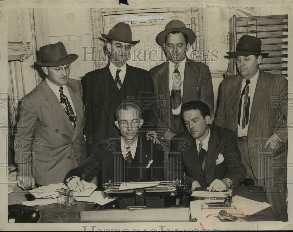 1950 Press Photo W.L. Allen &amp; 5 others led investigation of Charles Hurst death - Historic Images