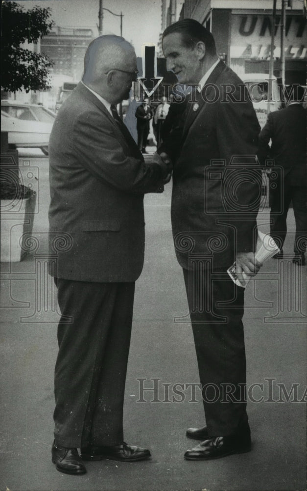 1968 Press Photo Alabama-James Allen, hard at work. Selden is across the way. - Historic Images