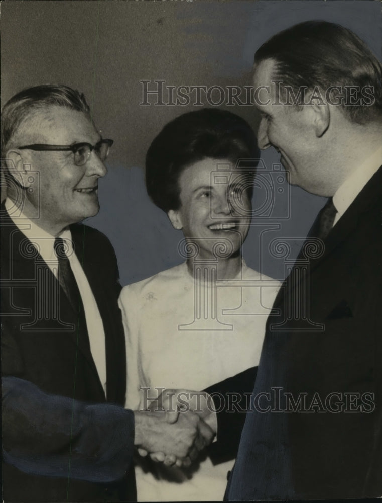 1968 Press Photo Candidate And Mrs. James Allen Congratulated By Wilbur Allen - Historic Images