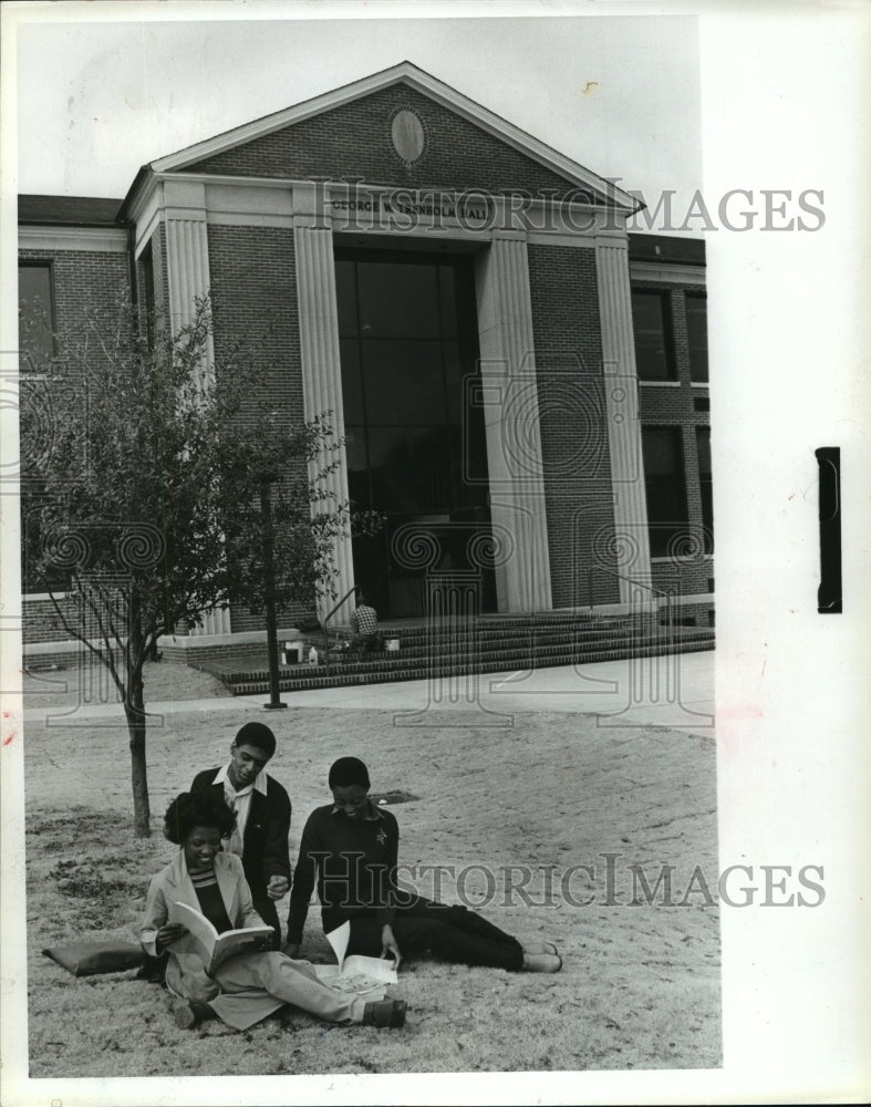 1985 Press Photo Alabama State College-Students study in front of Trenholm Hall. - Historic Images