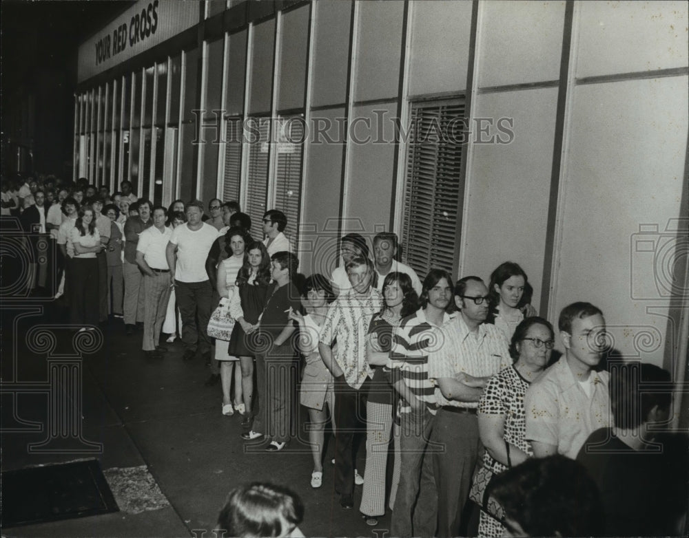 1973 Press Photo Hundreds Of Donors Heed Red Cross Blood Drive For Storm Victims - Historic Images