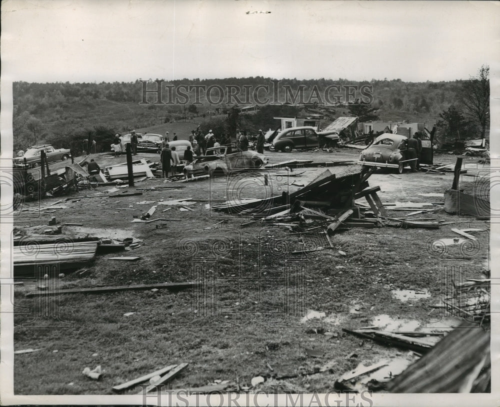 1956 Press Photo Homes And Automobiles Destroyed In Oak Ridge Alabama By Tornado - Historic Images