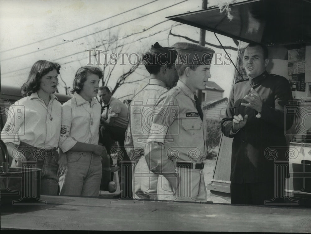 1956 Press Photo Salvation Army Helpers In Jefferson County Tornado Aftermath - Historic Images
