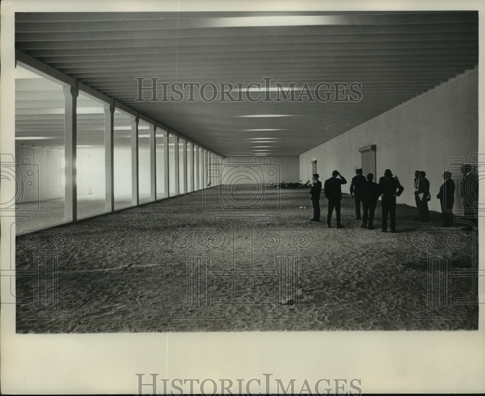 1969 Press Photo Group Looks At Large Open Area At Holman Prison In Alabama - Historic Images