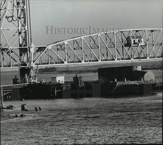 1963 Press Photo Barge With Tanks Making Use Of The Cordova Docks In Operation - Historic Images