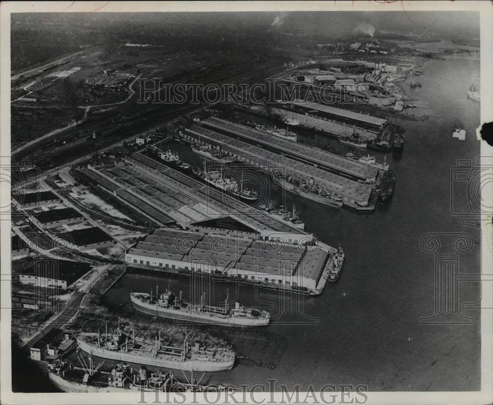 1962 Press Photo Aerial View Of Ships In Mobile Alabama State Docks Facilities - Historic Images