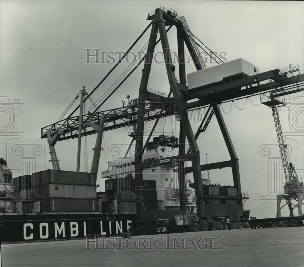 1976 Press Photo New crane for container ships at Mobile, Alabama, State Docks - Historic Images