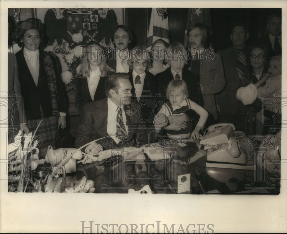 1975, George C. Wallace with Family Gathered Around - abna03316 - Historic Images