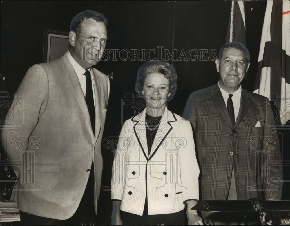 1967 Press Photo Governor Lurleen Wallace With Coach Bryant And Coach Jordan- Historic Images