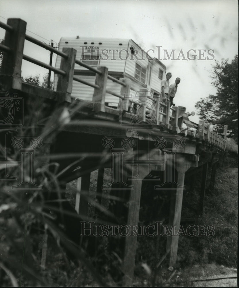 1981 Press Photo Alabama State Highway Department Inspects Alabama 75 Overpass - Historic Images