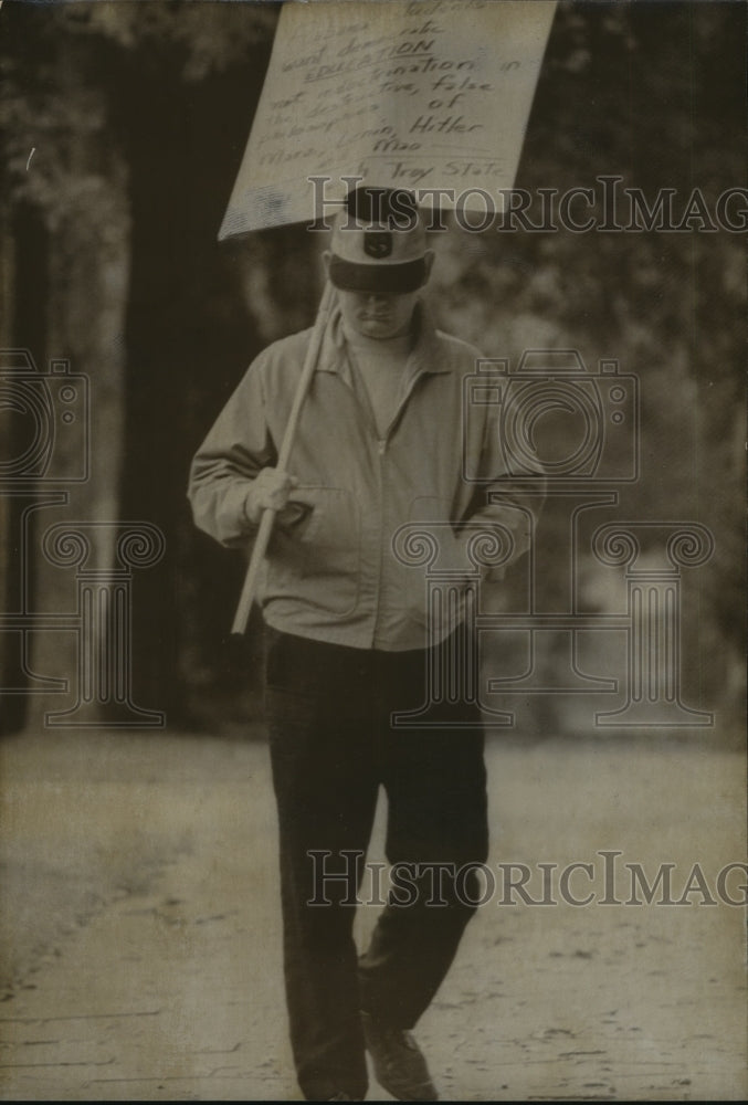 1968 Press Photo Alabama-Protester outside of Governor&#39;s Mansion in Montgomery. - Historic Images