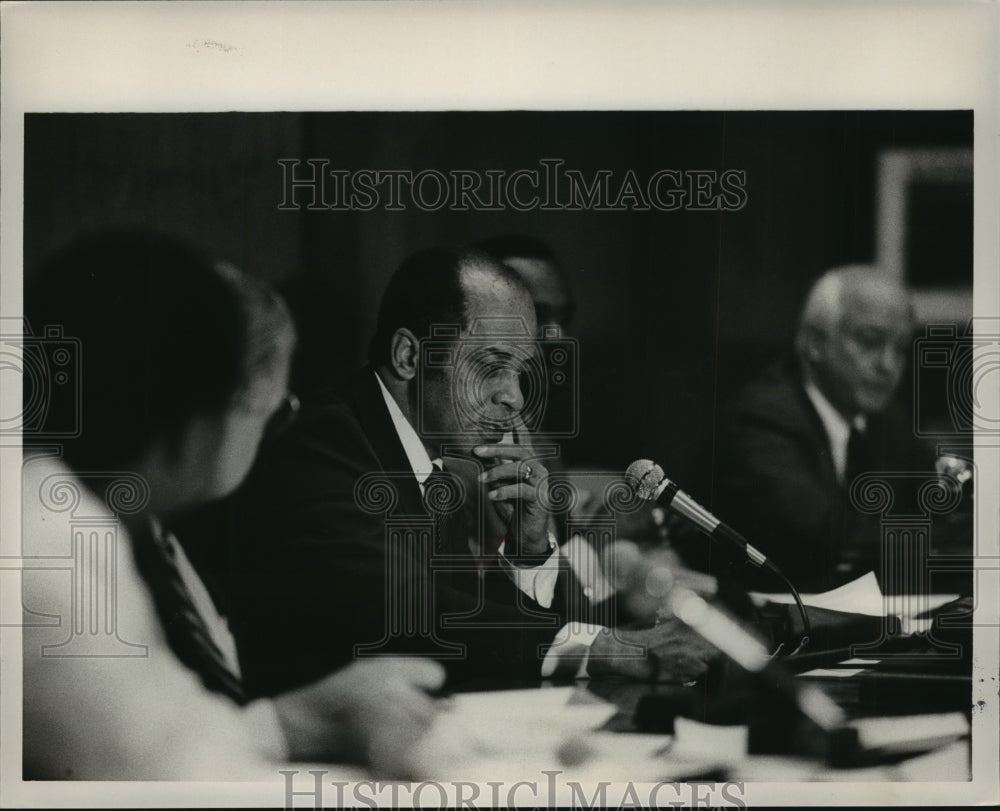 1989 Press Photo Alabama-Mayor Richard Arrington at Horse Racing Commission. - Historic Images