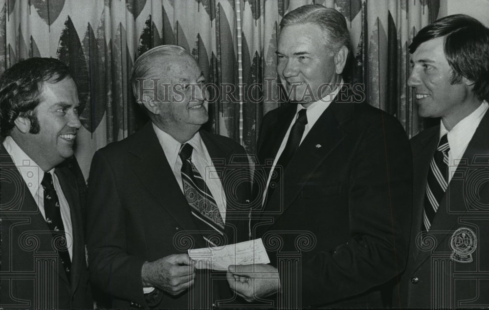 1976 Press Photo Alabama Pro Golfers Donate $1,000 to Sheriffs Boys/Girl Ranches - Historic Images