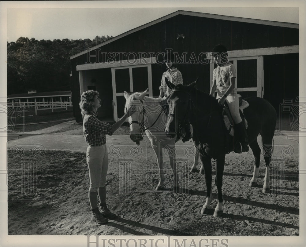 1986 Press Photo Alabama-Pam Abdulla works with students at Oak Mountain Stables - Historic Images