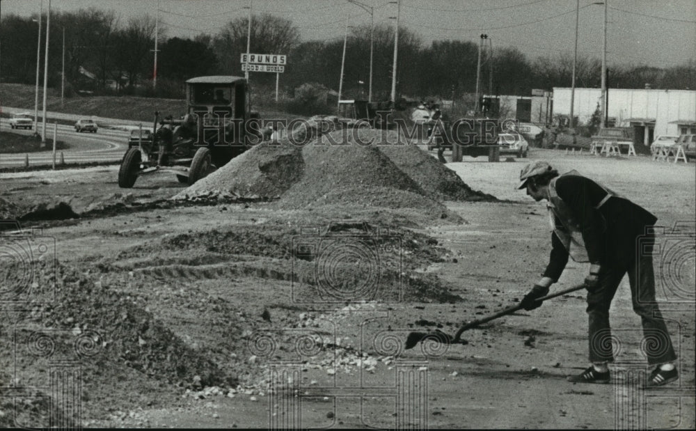 1979 Press Photo Workers Fill Cavity on I-59/20 Left by Rains, Birmingham - Historic Images