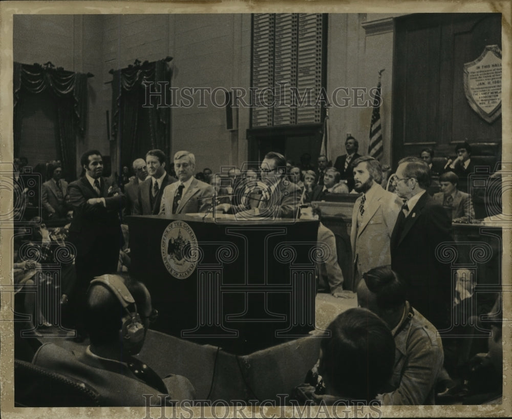 1977 Press Photo Alabama Governor, George Wallace addresses state legislators. - Historic Images