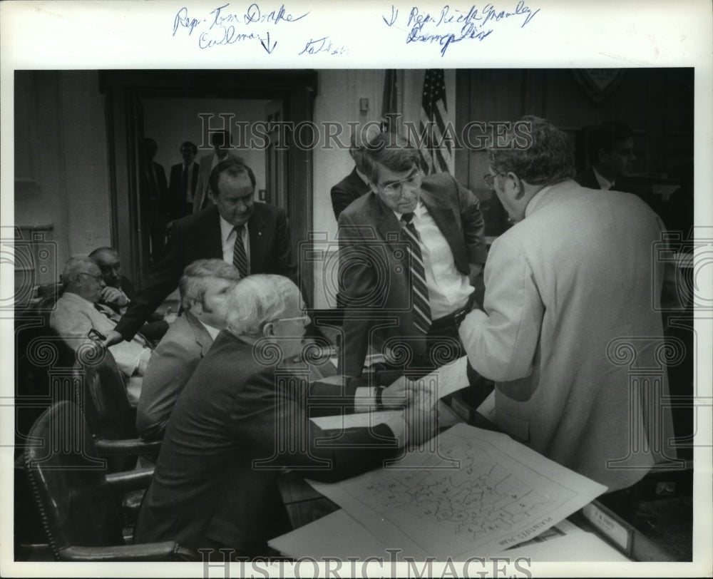 1983 Press Photo Alabama Reps. Tom Drake and Rick Manley talk reapportionment. - Historic Images