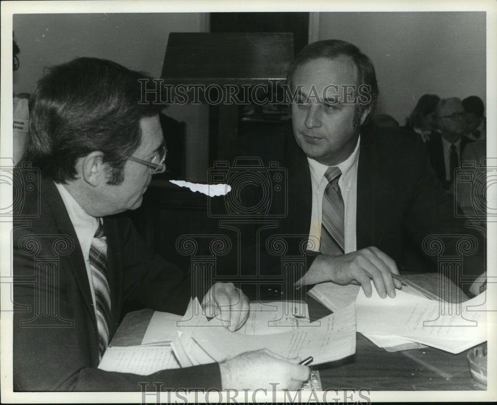 1983 Press Photo Alabama-Reps. Tom Coburn and Jimmy Wolley of Ways and Means. - Historic Images