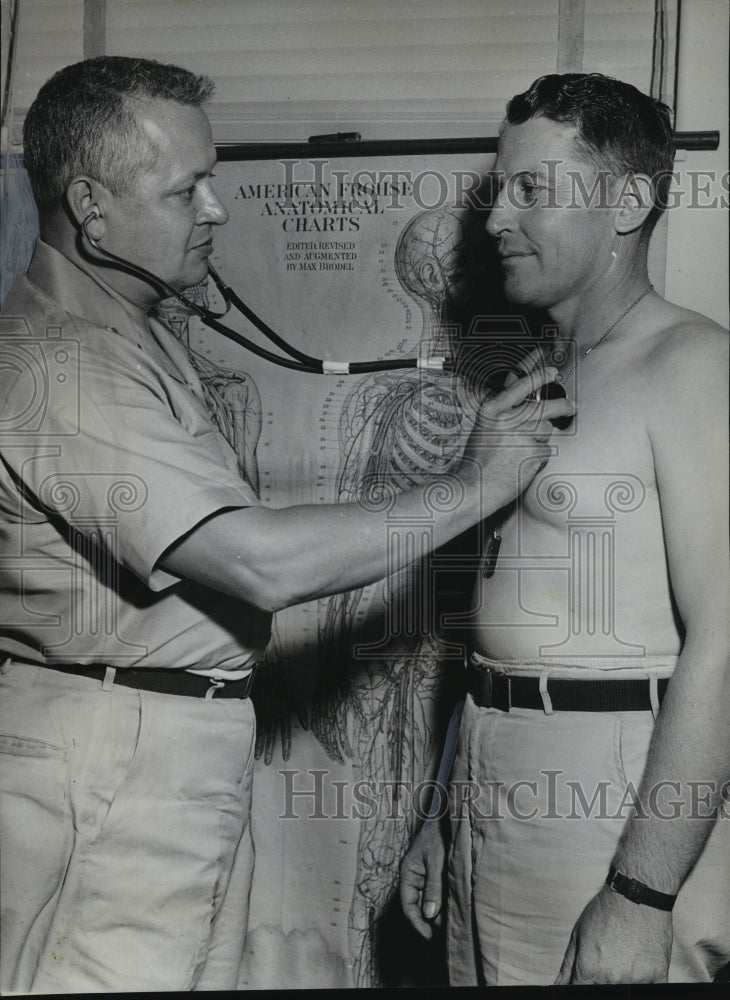 1961 Press Photo Alabama National Guardsman gets his physical examination. - Historic Images