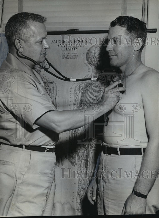 1961 Press Photo Alabama National Guardsman gets his physical examination. - Historic Images