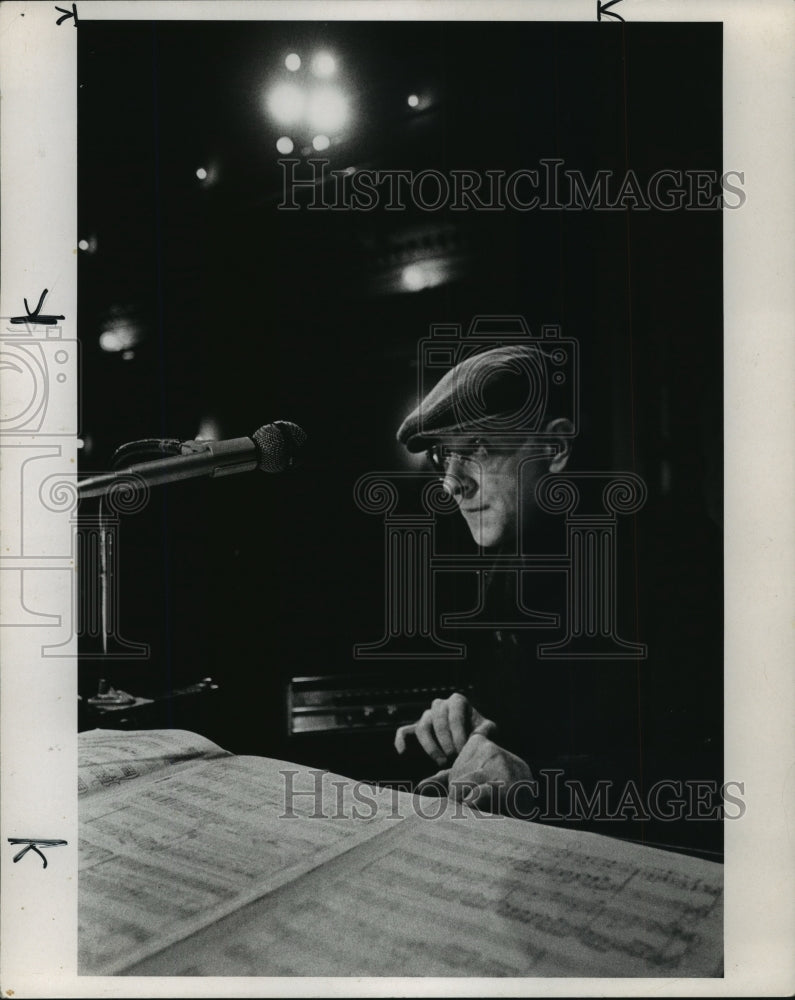 1981 Press Photo Musician, Producer, Author Donald Ashwander, Paper Bag Players - Historic Images