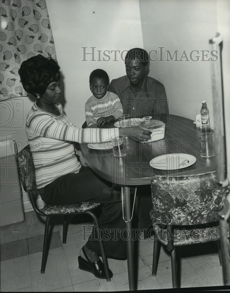 1977 Press Photo Alabama-Royster family eats in kitchen after Smithfield tornado - Historic Images