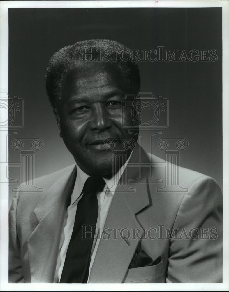 1989 Press Photo Cornell L. Adams, president of Dental Manufactures of America. - Historic Images