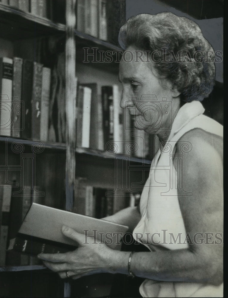 1961 Press Photo Alabama - Woman at the Julia Tutwiler Prison Library - Historic Images