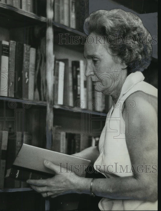 1961 Press Photo Alabama - Woman at the Julia Tutwiler Prison Library - Historic Images