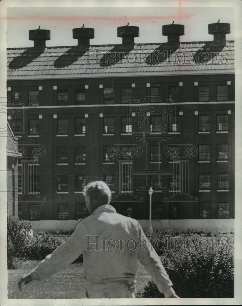 1962 Press Photo Arizona-Inmate in yard of Kilby State Prison. - abna05287 - Historic Images