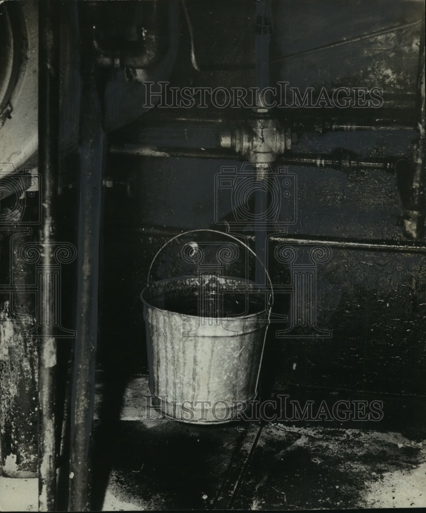 1961 Press Photo Alabama-Oil overflows from leaky machinery at Kilby prison. - Historic Images