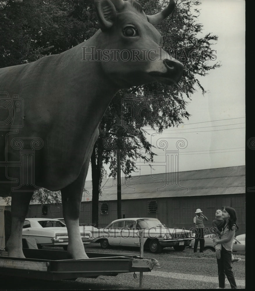 1971 Press Photo Alabama-15 foot cow is part of the biggest State Fair yet! - Historic Images