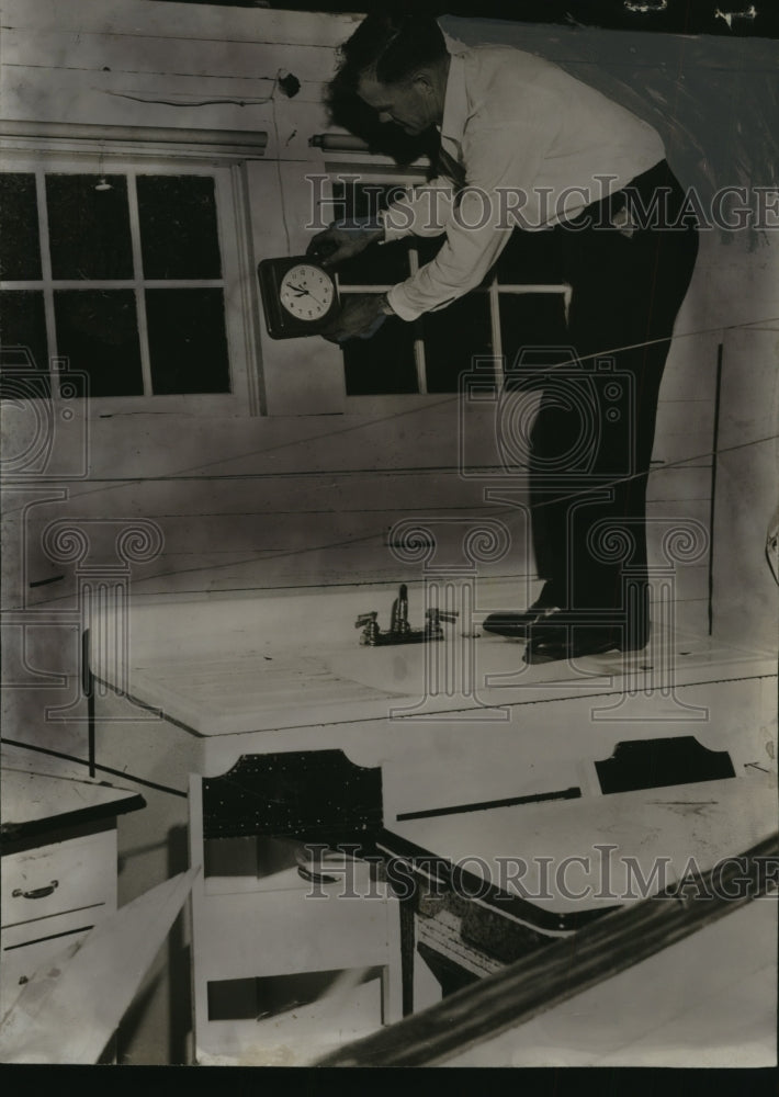 1952 Press Photo Alabama-Joe W. Manning shows kitchen clock after tornado hit. - Historic Images