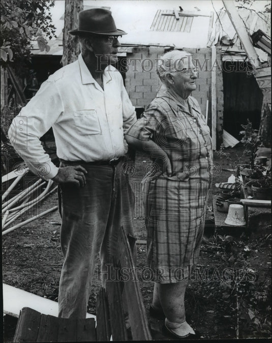 1973 Press Photo Alabama- The Creels watch mobile units arrive after tornado-Historic Images