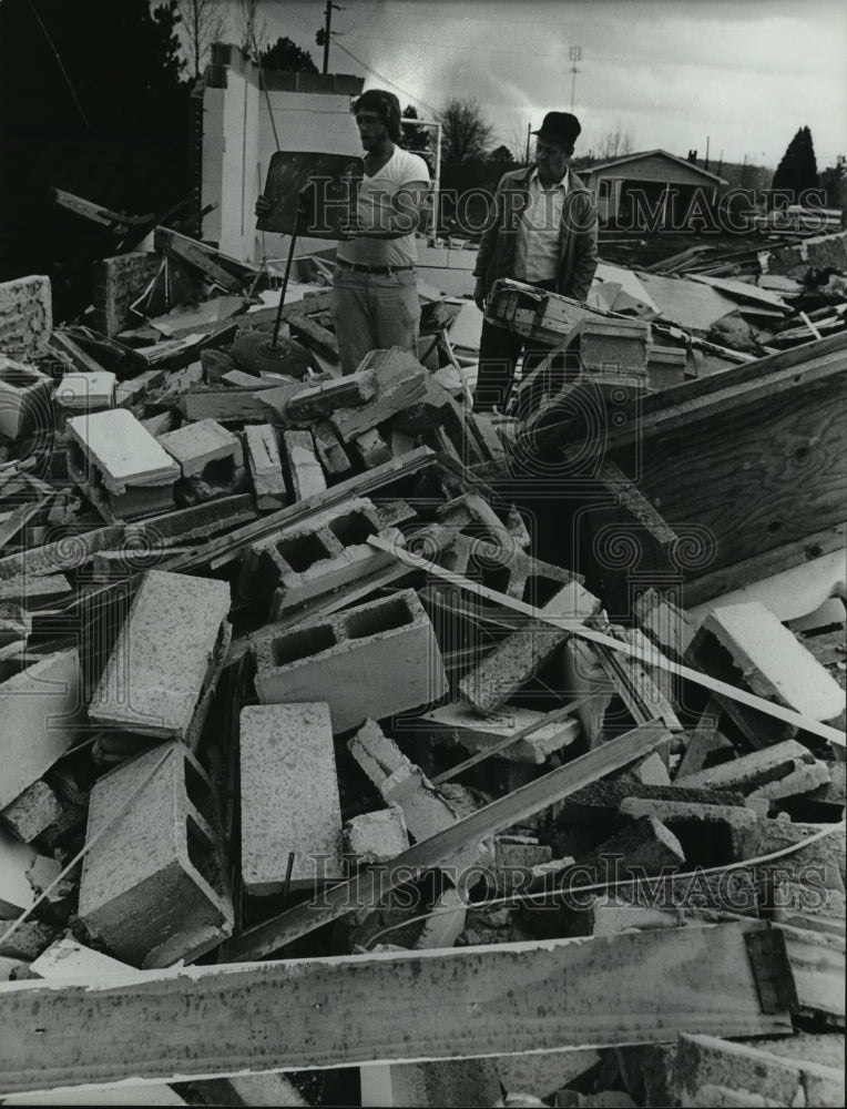 1983 Press Photo Chair Leader&#39;s Music Stand Among Tornado Wreckage, Alabama - Historic Images