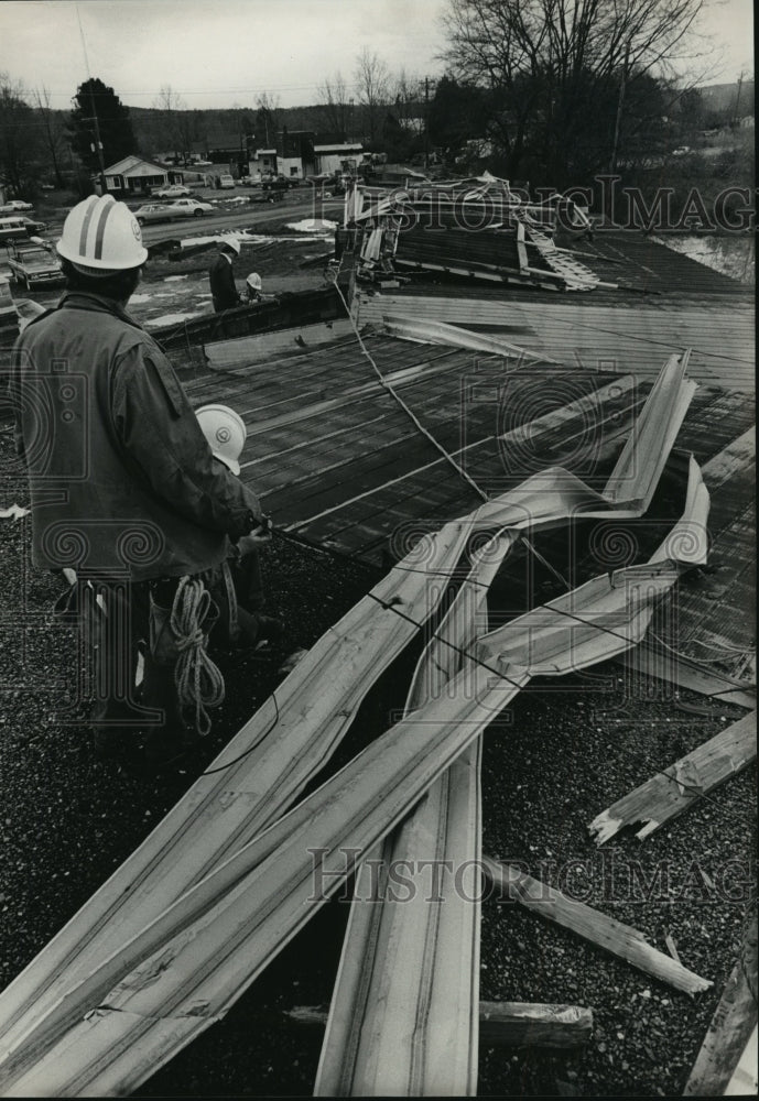 1983 Press Photo Roof of Gasdine Station Destroyed by Tornado, Alabama - Historic Images