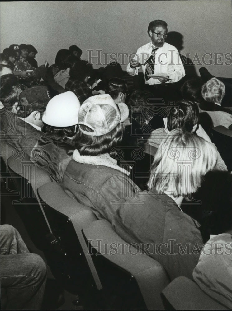 1979 Press Photo Marion Moss Gives Out Bad News to 39 Workers, Alabama - Historic Images