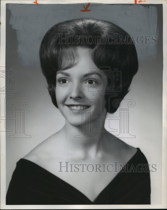 1965, Miss Alabama contestant, Dianne E. Hooton of Birmingham. - Historic Images